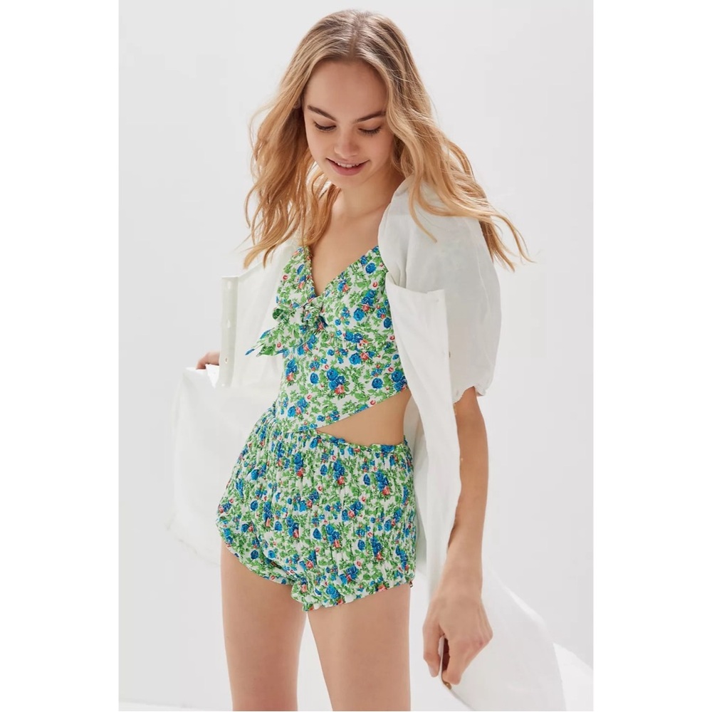 House Of Sunny 2 Piece Set Hot Pants Bandana Crop Top Size 4 Keepsake Floral